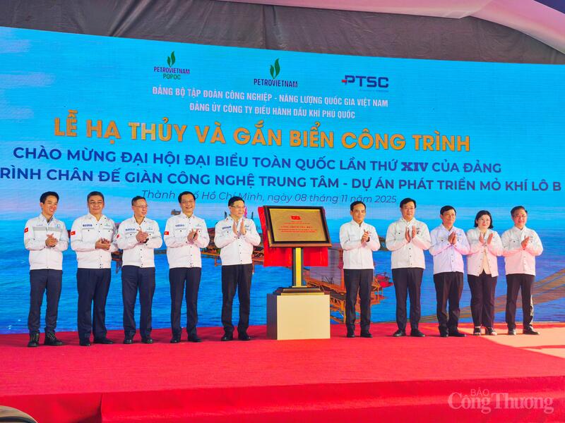 Các đại biểu thực hiện nghi thức gắn biển Công trình chân đế khối thượng tầng giàn xử lý trung tâm (CPP) thuộc Dự án Phát triển mỏ khí Lô B&48/95 và Lô 52/97. Ảnh: Nguyễn Ngọc