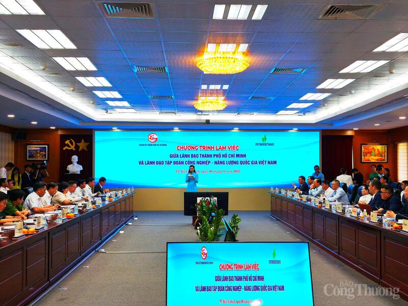 Quang cảnh buổi làm việc. Ảnh: Nguyễn Ngọc.