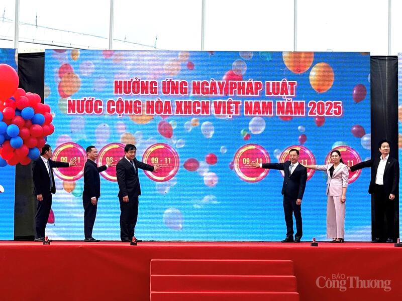 Lãnh đạo tỉnh Quảng Ninh và các đại biểu nhấn nút hưởng ứng ngày Pháp luật Việt Nam năm 2025.