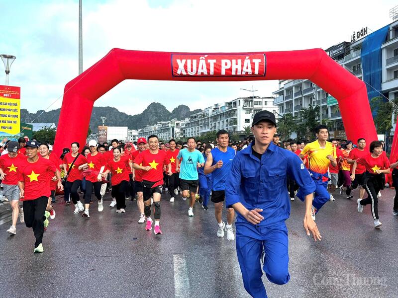 Hơn 1.000 đại biểu và Nhân dân tham gia chương trình chạy lan tỏa tinh thần thượng tôn pháp luật trong toàn xã hội.