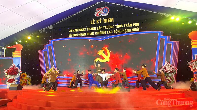 Hải Phòng: Trường THCS Trần Phú đón Huân chương Lao động hạng Nhất  - 4