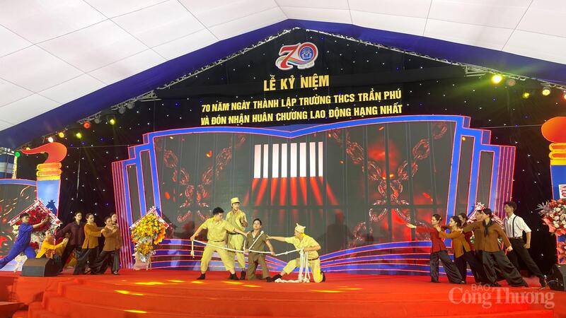 Hải Phòng: Trường THCS Trần Phú đón Huân chương Lao động hạng Nhất  - 3