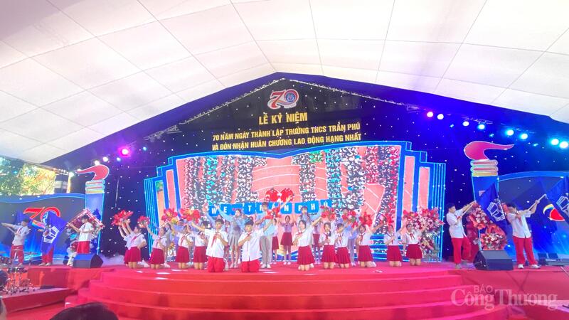 Tiết mục văn nghệ của học sinh Trường THCS Trần Phú, phường Lê Chân, TP. Hải Phòng