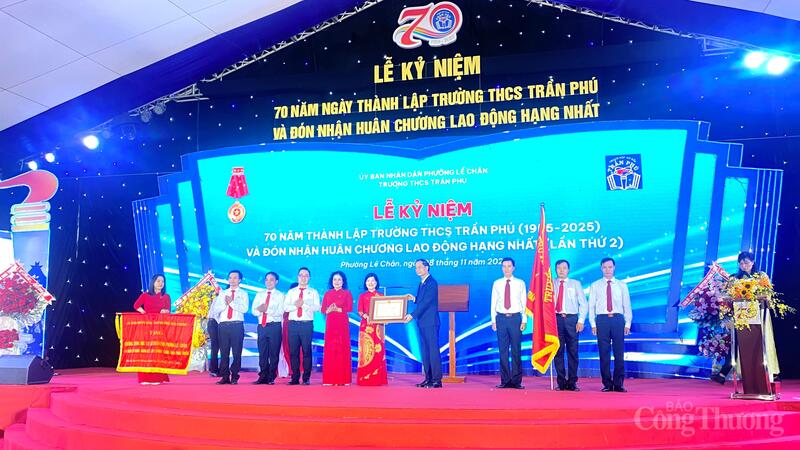 Thừa ủy quyền của Chủ tịch nước, ông Đỗ Mạnh Hiến, Phó Bí thư Thường trực Thành ủy Hải Phòng trao Huân chương Lao động hạng Nhất (lần thứ 2) tặng Trường THCS Trần Phú nhân dịp kỷ niệm 70 năm thành lập.