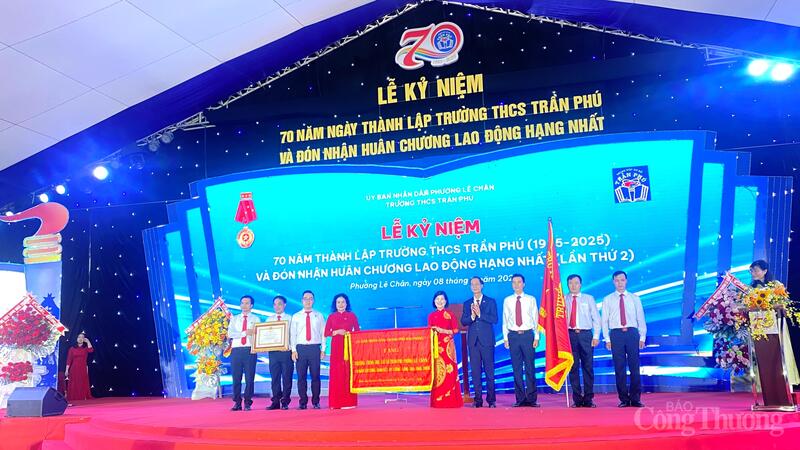 Ông Đỗ Mạnh Hiến, Phó Bí thư Thường trực Thành ủy Hải Phòng trao bức trướng của UBND TP. Hải Phòng tặng nhà trường với dòng chữ "Trường THCS Trần Phú, phường Lê Chân 70 năm xây dựng, đoàn kết, kỷ cương, sáng tạo và phát triển"