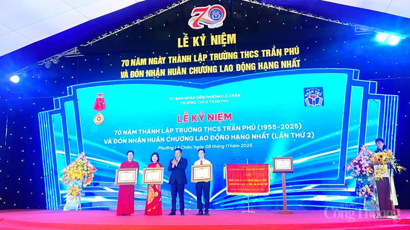 Lãnh đạo TP. Hải Phòng trao bằng khen của Chính phủ tặng các nhà giáo có thành tích xuất sắc