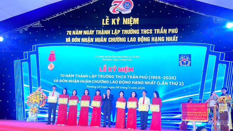 Nhiều tập thể, cá nhân của Trường THCS Trần Phú được biểu dương khen thưởng trong Lễ kỷ niệm 70 năm thành lập trường