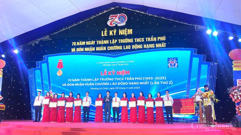Hải Phòng: Trường THCS Trần Phú đón Huân chương Lao động hạng Nhất  - 8