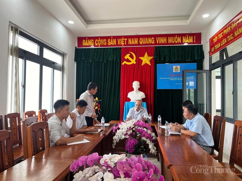 Lãnh đạo Công ty Điện lực Quảng Ngãi họp bàn phương án khắc phục