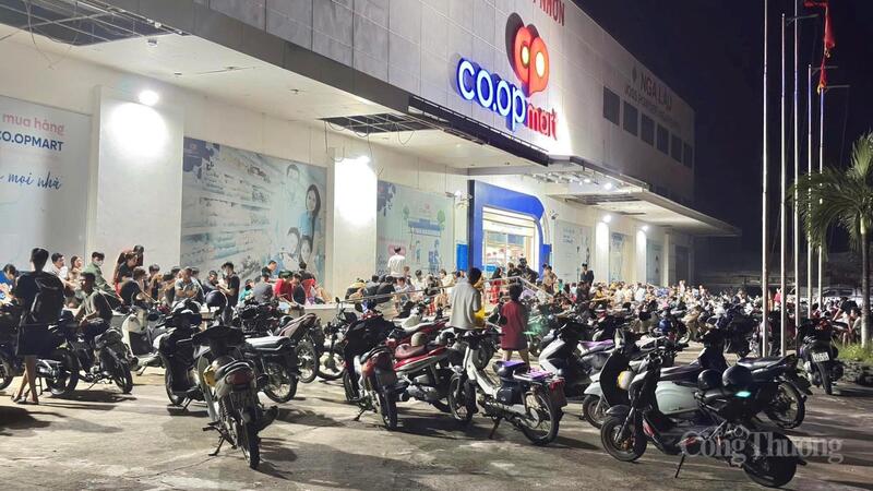 Sedan morgonen den 7 november har människor samlats i stort antal vid Co.opmart Quy Nhon Supermarket för att ladda sina batterier gratis.
