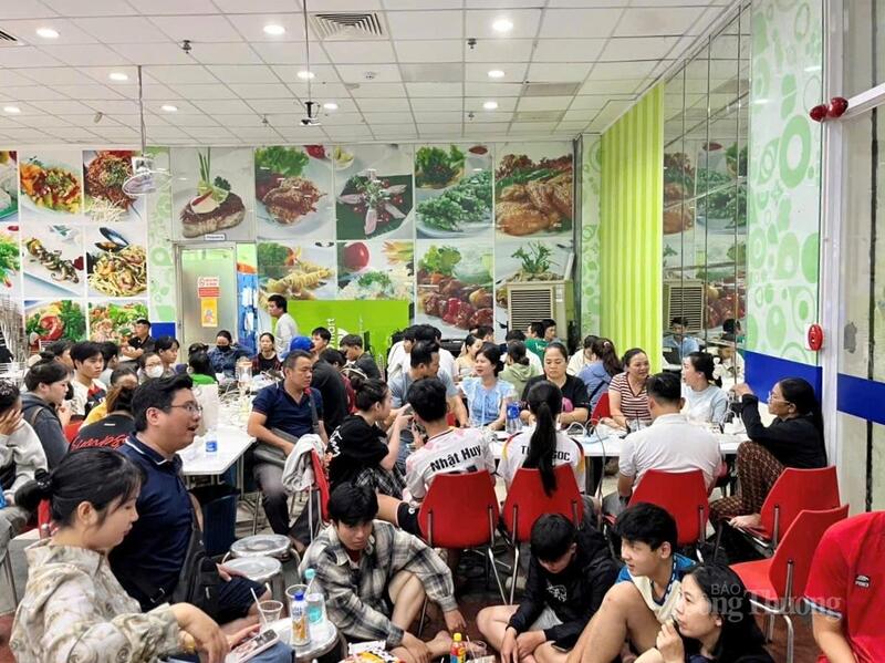 Folk väntar på att ladda batterierna på Co.opmart Quy Nhon Supermarket.