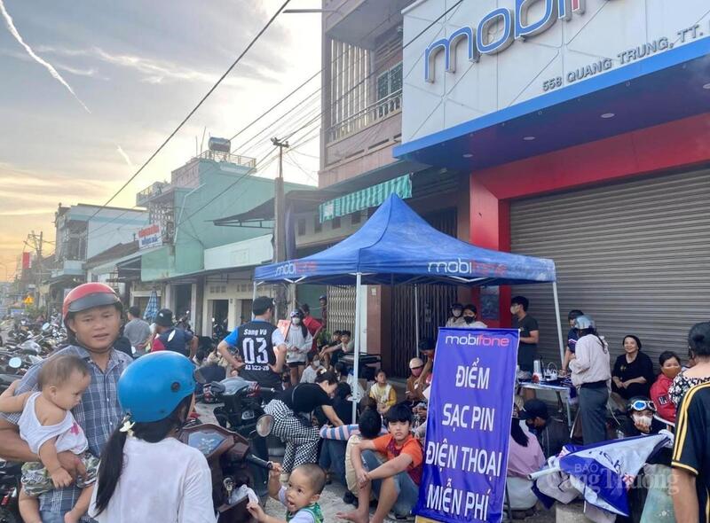 En serie gratis laddningsstationer öppnades för att hjälpa människor att hålla kontakten och dela information efter stormen.