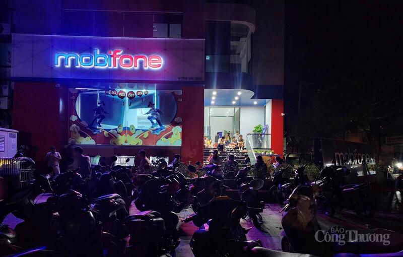 Från tidig morgon till sen kväll samlades människor vid Mobifone Quy Nhon Store för att ladda sina batterier gratis.