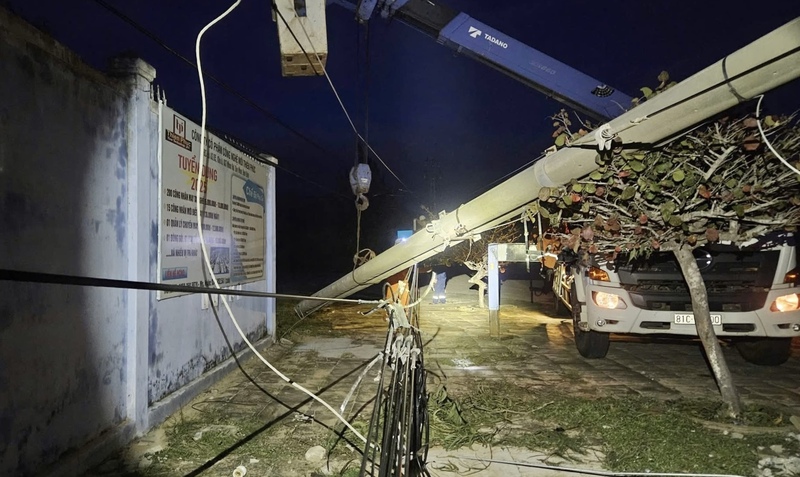 Bão số 13 quét qua tỉnh Gia Lai khiến nhiều trụ điện ngã đổ, 679.000/976.000 khách hàng (69%) mất điện.