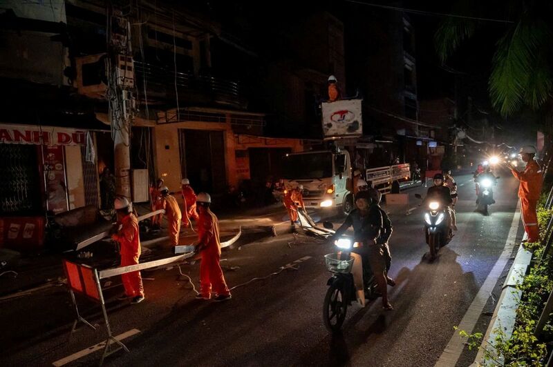 Công nhân ngành điện xuyên đêm khắc phục sự cố do bão số 13. Ảnh: EVN.