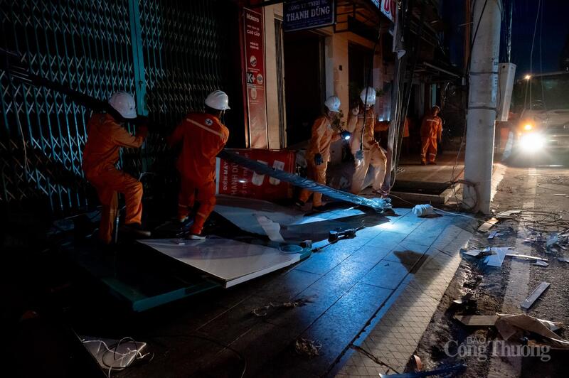 Cán bộ ngành điện nỗ lực khắc phục hậu quả do bão số 13. Ảnh: Hồng Hoa
