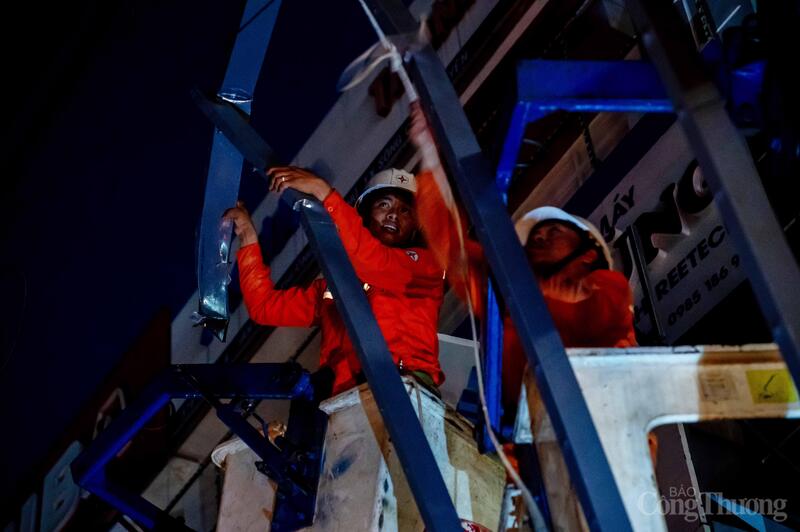 Cán bộ Công ty Điện lực Đắk Lắk nỗ lực khắc phục sự cố đường dây do bão số 13 gây ra. Ảnh: Hồng Hoa