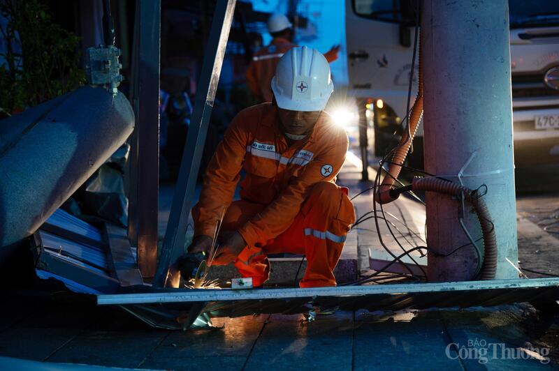 Cán bộ ngành điện làm việc cả đêm để sớm khắc phục hậu quả do cơn bão số 13 gây ra. Ảnh: Hồng Hoa