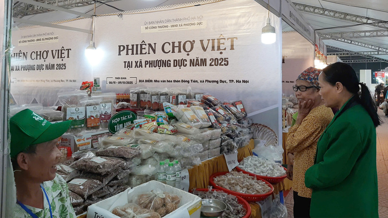 Người dân tham quan mua sắm sản phẩm nông sản Việt tại Phiên chợ. Ảnh: N.H