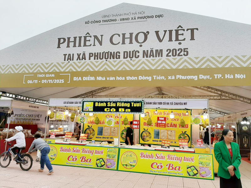 Từ ngày 6-9/11, Phiên chợ Việt tại xã Phượng Dực, TP. Hà Nội đã trở thành điểm đến hấp dẫn của người dân Thủ đô và du khách. Ảnh: N.H