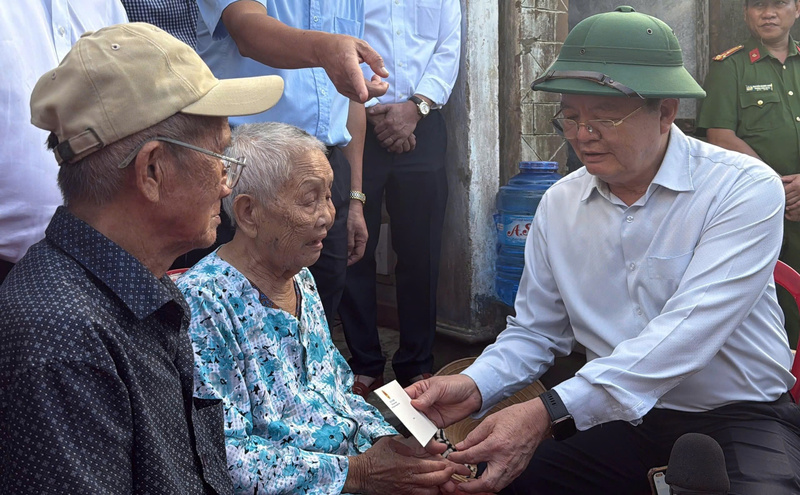 Phó Thủ tướng Chính phủ Mai Văn Chính tặng quà người dân vùng bị ảnh hưởng do bão số 13 gây ra. Ảnh: Ngô Xuân