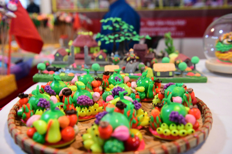 Từ bàn tay khéo léo và tâm huyết, những người nặn tò he “biến” thứ bột nặn vô tri vô giác thành những sản phẩm nghệ thuật đầy sáng tạo, đa sắc màu. Ảnh: N.H