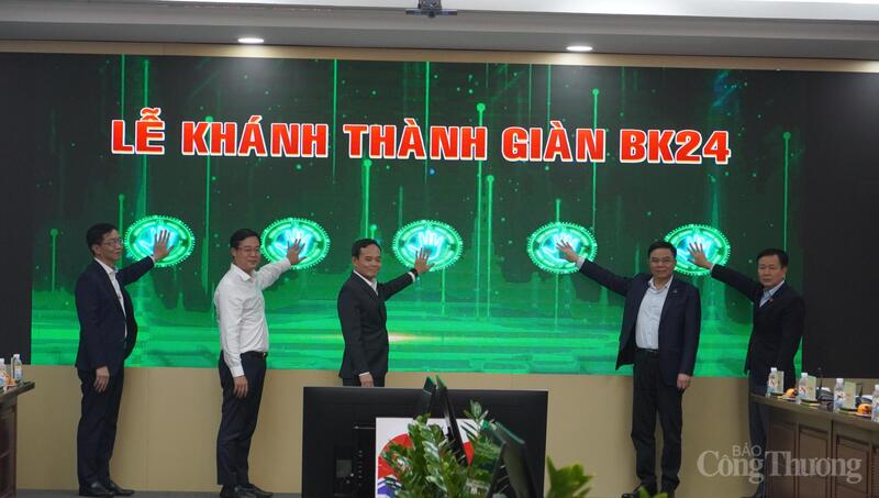 Các đại biểu thực hiện nghi thức khánh thành giàn BK-24. Ảnh: Nguyễn Ngọc