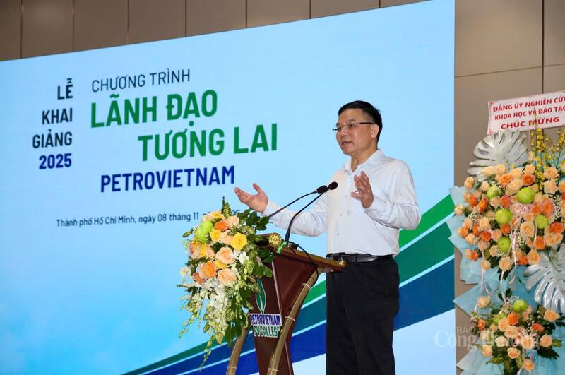 Chủ tịch HĐTV Petrovietnam Lê Mạnh Hùng phát biểu truyền cảm hứng tại buổi lễ.