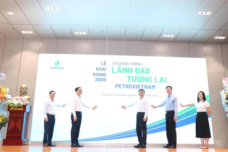 Lãnh đạo Petrovietnam và các đơn vị nhấn nút khai giảng chương trình