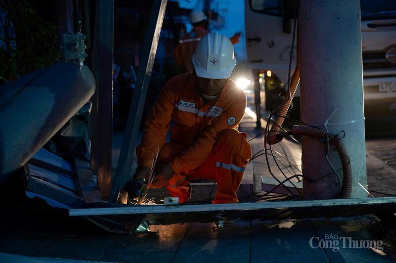 Xuyên đêm khắc phục các sự cố.