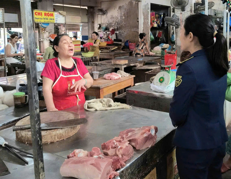 Kiểm tra việc buôn bán thịt heo tại các chợ truyền thống TP. Huế. Ảnh: Nguyễn Tuấn
