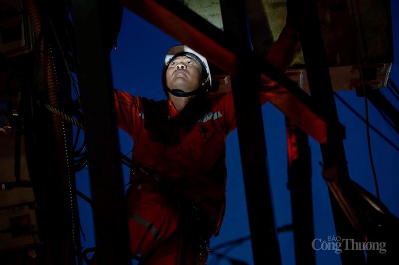 Trên lưới điện trung áp, toàn EVNCPC ghi nhận 468 vụ sự cố, đã khôi phục 333 vụ (71,15%), còn 135 vụ đang được xử lý. Tổng số trạm biến áp phân phối bị ảnh hưởng là 19.563 trạm; đã khôi phục 15.279 trạm (78,10%), còn 4.284 trạm đang mất điện (7,45%). Ước công suất chưa khôi phục khoảng 226,7 MW, tương đương 5,96% công suất phụ tải cực đại toàn hệ thống.