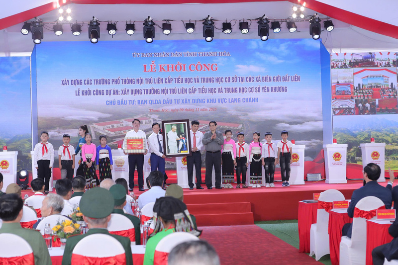 Thủ tướng Phạm Minh Chính tặng quà lưu niệm cho Trường nội trú liên cấp Tiểu học và Trung học cơ sở xã Yên Khương và đại diện chủ đầu tư dự án. Ảnh: Minh Hiếu