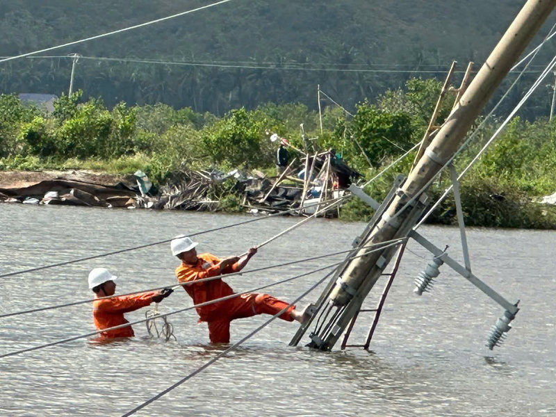 Dù nhiều khu vực vẫn bị chia cắt do mưa bão, hàng ngàn cán bộ, công nhân ngành điện miền Trung vẫn căng mình trên hiện trường, làm việc xuyên đêm trong điều kiện khắc nghiệt, khẩn trương khôi phục lưới điện, phấn đấu sớm cấp điện ổn định trở lại, phục vụ đời sống và sản xuất của người dân vùng bị ảnh hưởng.