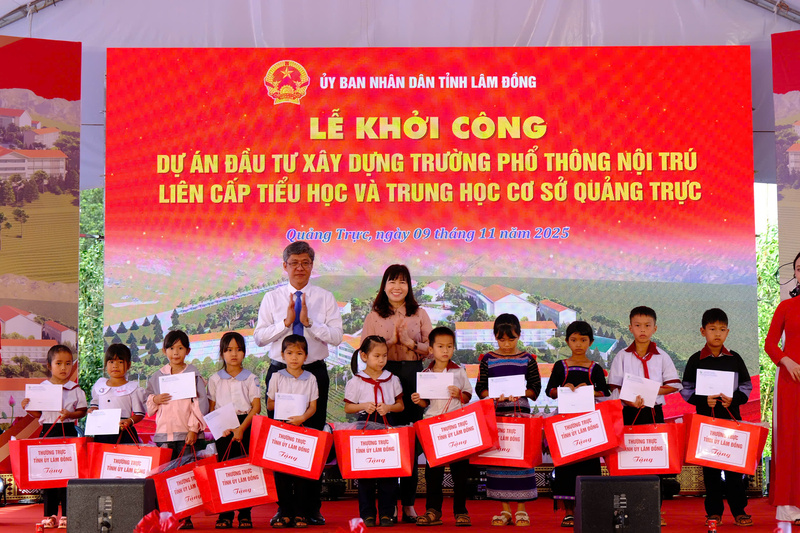 Tặng quà cho các em học sinh có hoàn cảnh khó khăn trên địa bàn xã Quảng Trực.