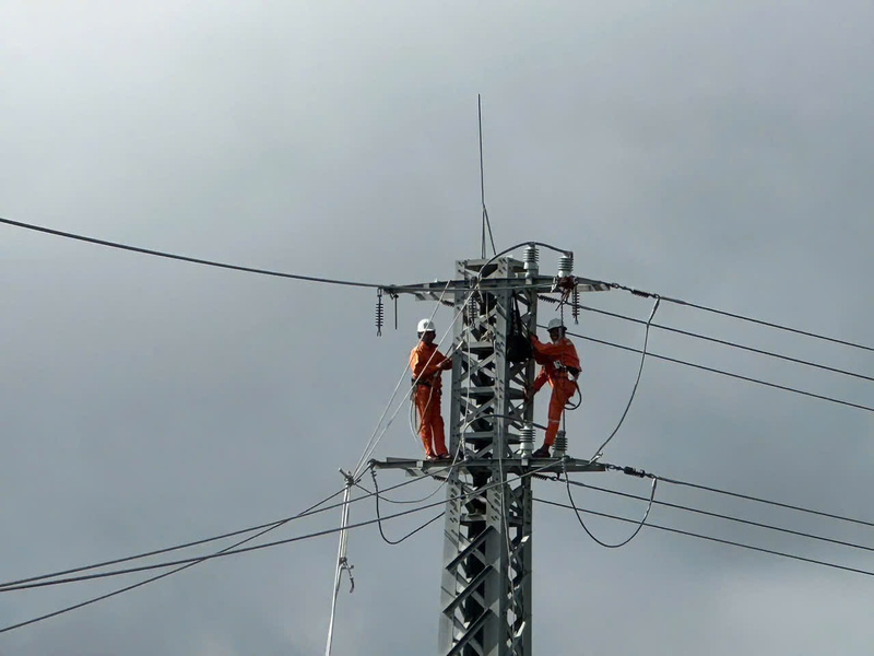 Trên lưới điện 110kV, các đơn vị đã khôi phục 29/30 vụ sự cố và sa thải đường dây; hiện chỉ còn 1 đường dây 110kV thuộc Công ty Điện lực Gia Lai (đường dây 173/Hoài Nhơn – 177/220 Phù Mỹ) đang được xử lý; 100% các trạm biến áp 110kV đã được khôi phục vận hành, bảo đảm nguồn cấp chính cho hệ thống điện khu vực.