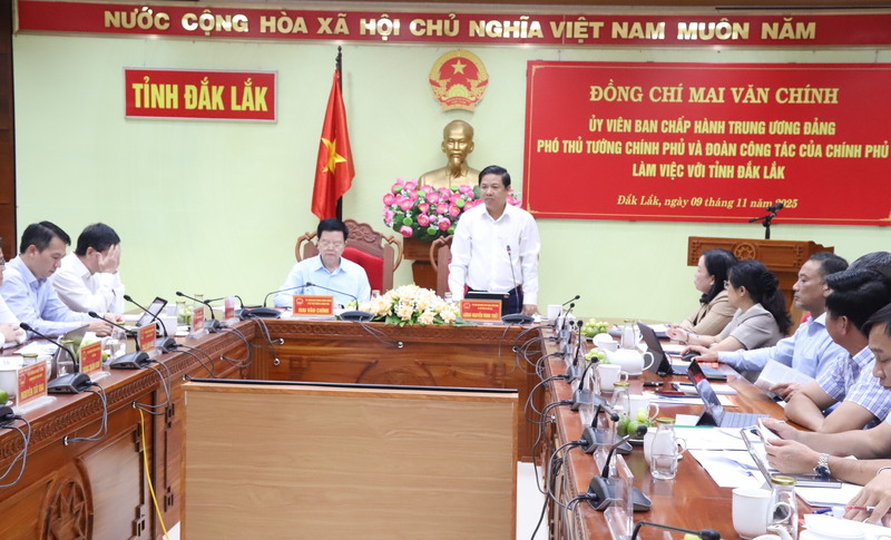 Bí thư Tỉnh ủy Đắk Lắk phát biểu tại buổi làm việc với Phó Thủ tướng Chính phủ Mai Văn Chính. Ảnh: Công Lý.