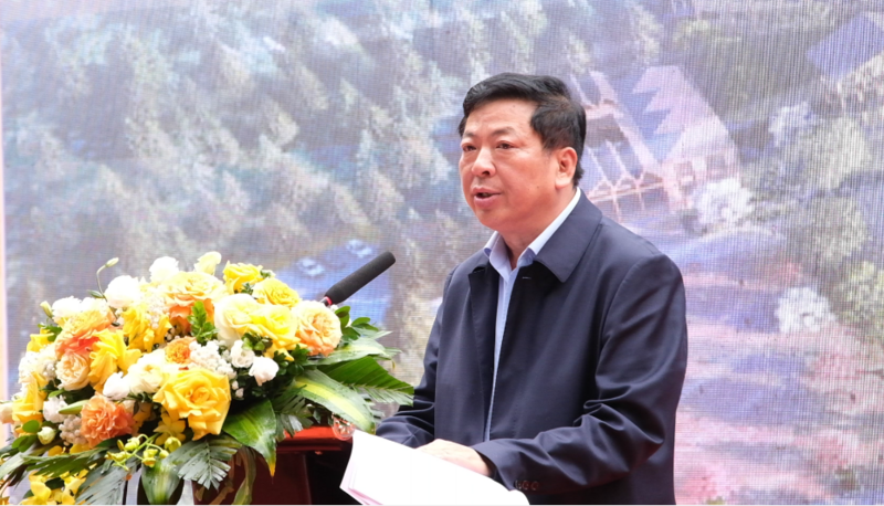 Bộ trưởng Bộ Xây dựng Trần Hồng Minh phát biểu tại lễ khởi công dự án Trường Phổ thông nội trú liên cấp Tiểu học và Trung học cơ sở Đình Phong. Ảnh: Bộ Xây dựng.