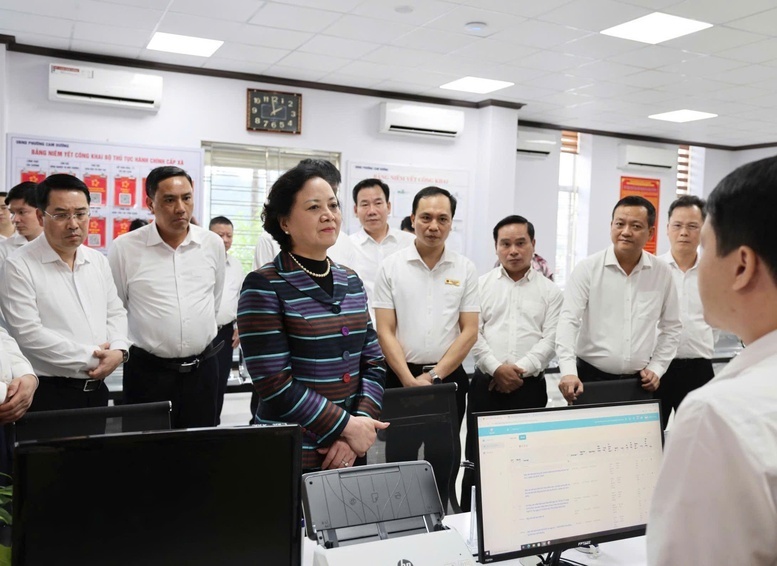 Phó Thủ tướng Phạm Thị Thanh Trà kiểm tra hoạt động của Trung tâm Phục vụ hành chính công phường Cam Đường, tỉnh Lào Cai - Ảnh: VGP/Thu Giang