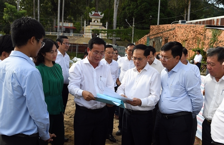 Phó Thủ tướng đã đến thăm Khu di tích khảo cổ Óc Eo - Ba Thê, tỉnh An Giang - Ảnh: VGP/Hải Minh