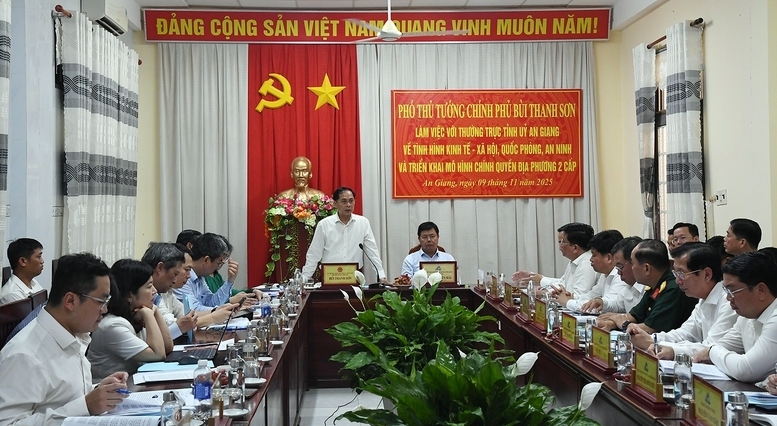 Phó Thủ tướng Bùi Thanh Sơn ghi nhận, đánh giá cao những kết quả phát triển kinh tế-xã hội của tỉnh An Giang trong 10 tháng đầu năm 2025 - Ảnh: VGP/Hải Minh
