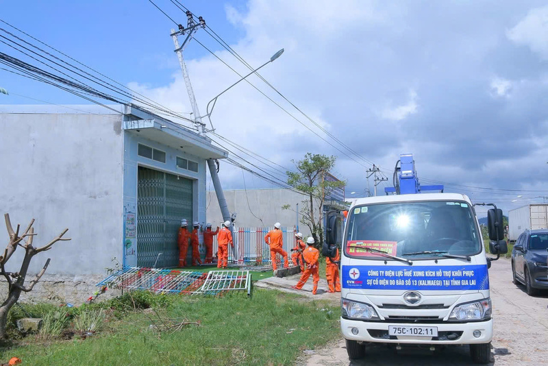 Các cán bộ công nhân viên Công ty điện lực Huế hỗ trợ ngành điện Gia Lai khắc phục sự cố.