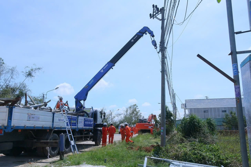 Đội xung kích PC Huế với 51 cán bộ, công nhân viên chuyên môn tốt, tay nghề giỏi cùng 8 xe chuyên dụng đã được điều động hỗ trợ đơn vị bạn khắc phục hậu quả bão số 13.