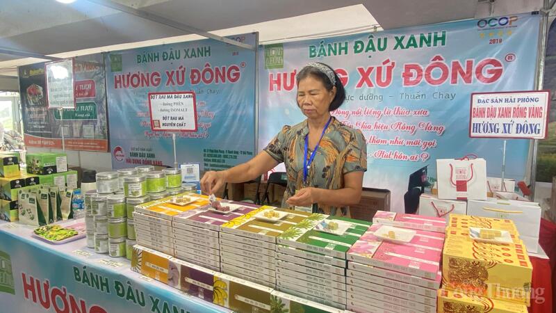 Bà Vũ Thị Dương, cơ sở sản xuất bánh đậu xanh rồng vàng hương Xứ Đông, phường Thành Đông, TP.Hải Phòng tham gia tại hội chợ