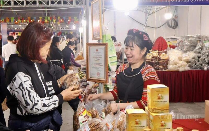 Đông đảo nhân dân, du khách tham quan, mua sắm tại hội chợ