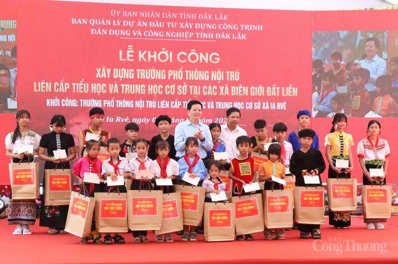 Phó Thủ tướng Mai Văn Chính và Bí thư Tỉnh ủy Đắk Lắk Lương Nguyễn Minh Triết tặng những suất quà ý nghĩa cho 20 em học sinh ở xã Ia Rvê. Ảnh: Vũ Long