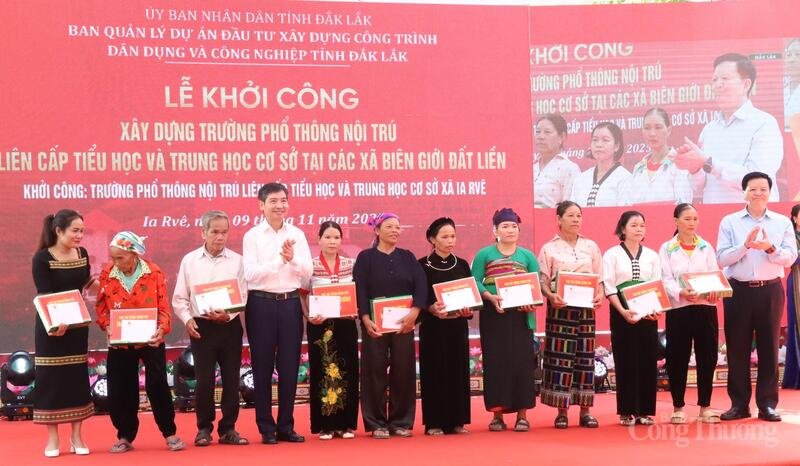 Phó Thủ tướng Mai Văn Chính (ngoài cùng bên phải) và Chủ tịch UBND tỉnh Đắk Lắk Tạ Anh Tuấn tặng những suất quà những hộ gia đình có hoàn cảnh khó khăn ở xã Ia Rvê. Ảnh: Vũ Long