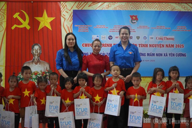 Chị Đặng Anh Đào (ngoài cùng bên trái) trong chuyến tình nguyện của Đoàn Thanh niên Bộ Công Thương tháng 8/2025. Ảnh: Minh Trang