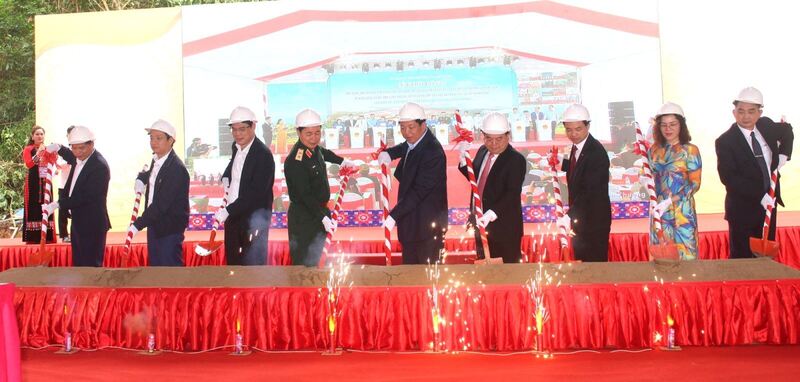 Các đại biểu thực hiện nghi thức khởi công dự án Trường Phổ thông nội trú liên cấp Tiểu học và Trung học cơ sở Đình Phong (xã Đình Phong, tỉnh Cao Bằng). Ảnh: Bộ Xây dựng.