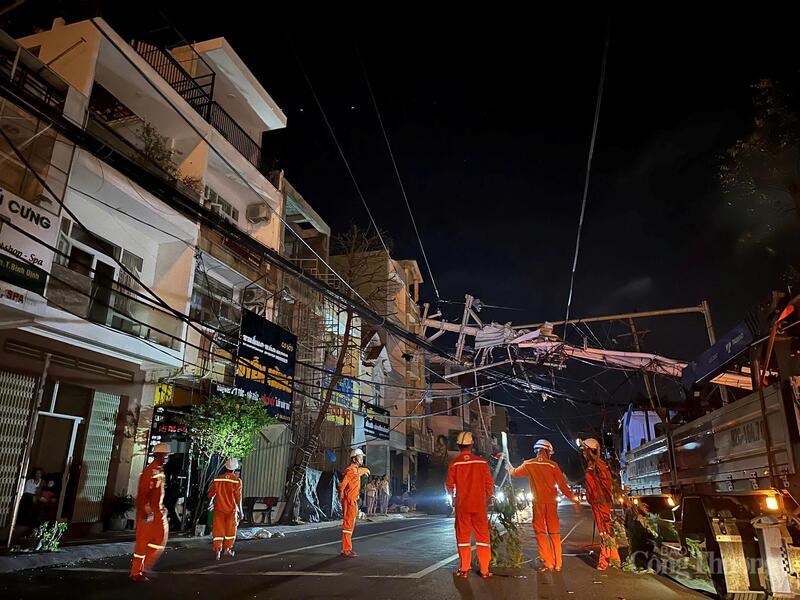 Bão số 13 (Kalmaegi) với mưa to, gió mạnh trên diện rộng gây ảnh hưởng nghiêm trọng đến lưới điện miền Trung, Tây Nguyên, khiến hơn 1,6 triệu khách hàng bị mất điện, trong đó, tỉnh Gia Lai và tỉnh Đắk Lắk là hai địa phương bị ảnh hưởng nặng nề nhất.